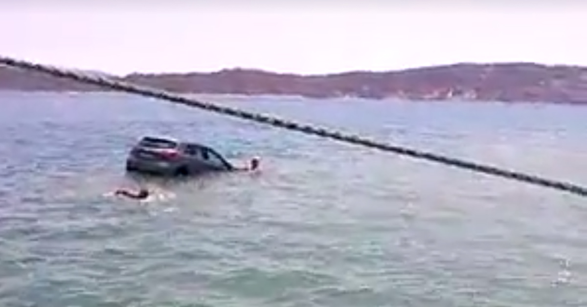 Αυτοκίνητο έπεσε στη θάλασσα
